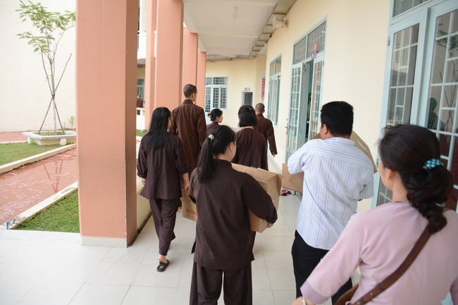 Giving gift portions to pupils on the occasion of Mid-Autumn Festival